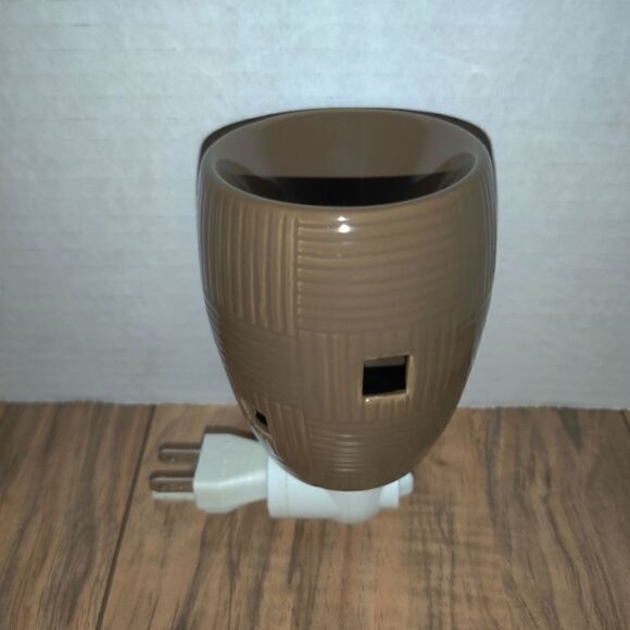Scentsy Plug In Wall Nightlight Warmer Brown Weave Basket - Picture 1 of 5